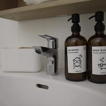 Les Pieds Dans L'eau Apartment *