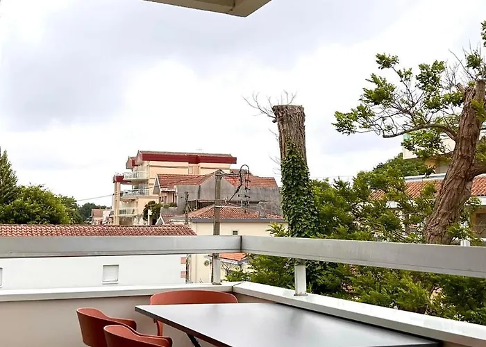 Les Pieds Dans L'eau Apartment *